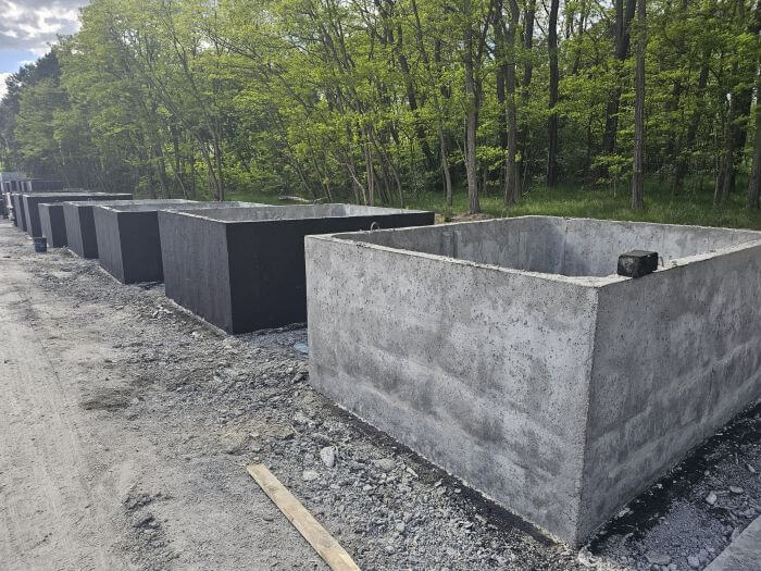 Plac ze zbiornikami betonowymi gotowymi do transportu
